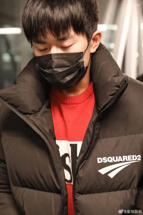 送你一朵小红花#这样的顺毛千玺真的好可爱哦,黑色羽绒服内搭红色卫衣