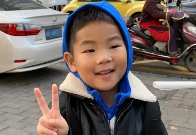 沙溢儿子小鱼儿长大了呆萌可爱古灵精怪单眼皮的样子很有喜感