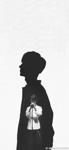 就好像《心动》的歌词——你背影那么长,一回头就看到你.