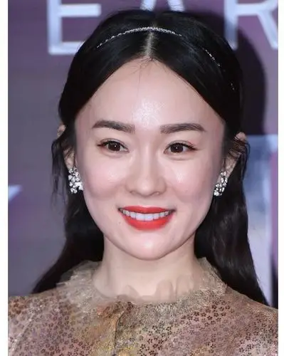 霍思燕带孩子现身机场素颜捂脸躲避镜头助理的举动很机智