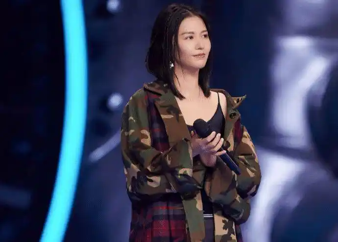 曾落魄去当酒吧驻唱,却因一首歌走红,如今身价上亿却从不招摇_谭维维