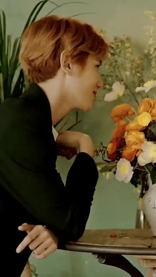 好羡慕边伯贤手里的花啊,真是的,每天都那么帅,真是太上头了