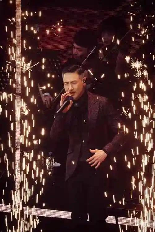 张学友60 巡回演唱会香港站震撼启航 歌神宝刀未老承诺唱到70 岁