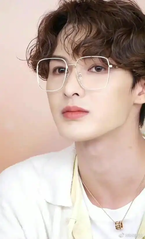 好像城堡里魔法小王子～可盐可甜的人间仙子朱正廷,戴上眼镜之后更鲨