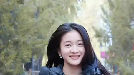 张雪迎回中戏参加毕业典礼,和易烊千玺同框,白月光回来了!