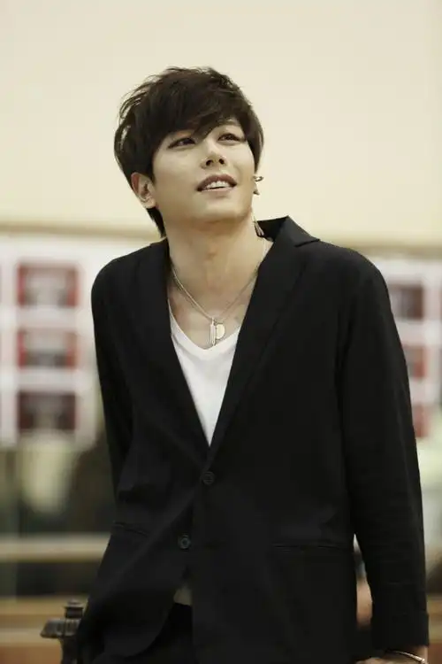 p>朴孝信(park hyo shin),韩国著名男歌手.