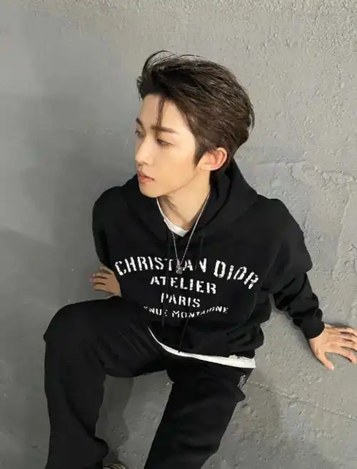 刘宇新鲜营业照全黑运动套装帅气满分大背头发型彰显飒爽英姿