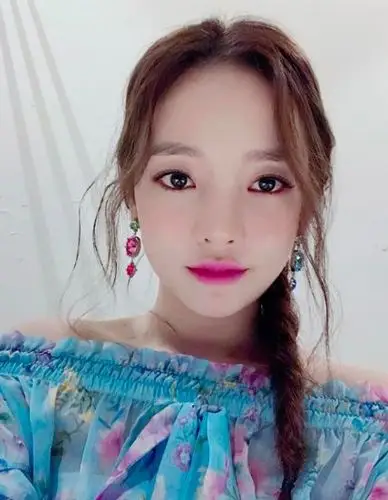 日网友具荷拉新闻的热评具荷拉首位认爱男友为离世哀悼渣男前男友点赞