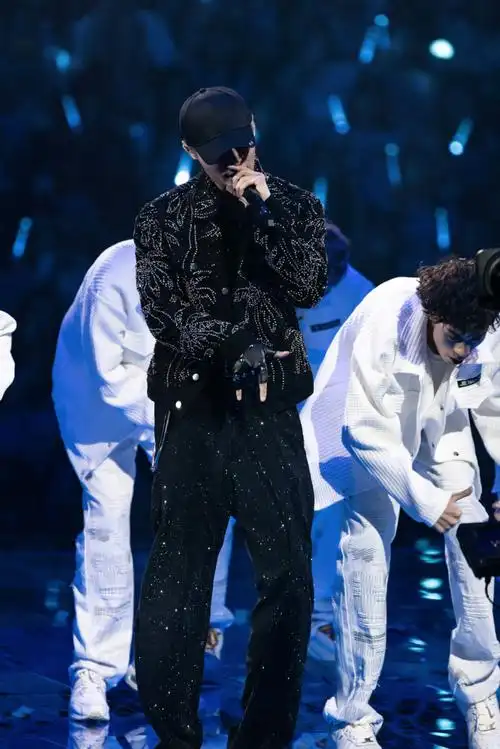 舞台大魔王和下台时鞠躬的宝贝,一起查收@张艺兴#张艺兴2023大航海