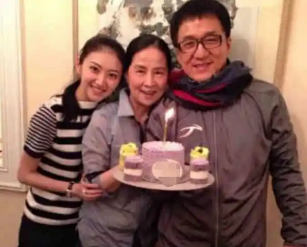 65岁林凤娇近况,被成龙独宠36年,网友:她才是最后的赢家!