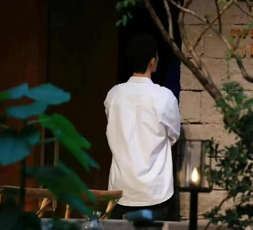 无论是身材比例还是背影照都格外养眼,让人很是心动了!