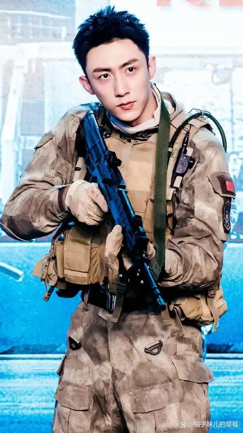 黄景瑜是来上班的吧!"娱乐圈里的兵役男",观众心目中的军装男神
