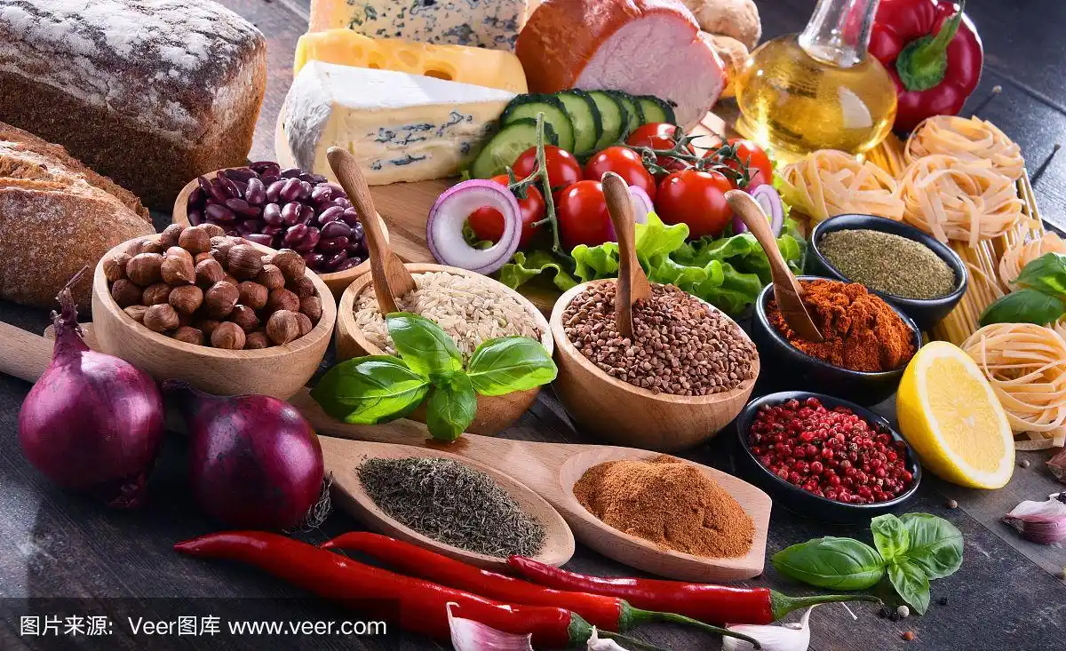 搭配各种有机食品摆在桌上