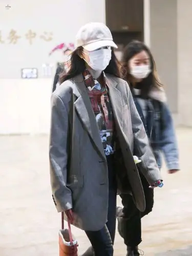 杨幂机场私服穿搭造型时髦的秋冬的色系率性优雅的时尚女王