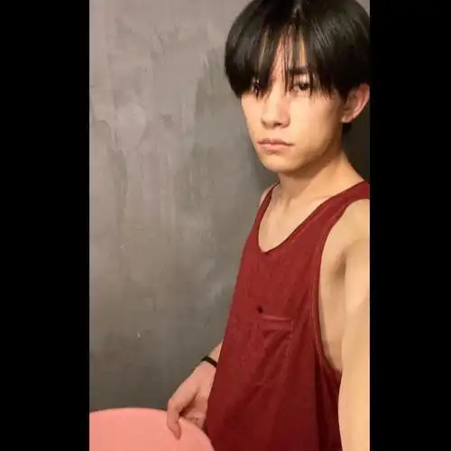 易烊千玺深夜更新ins 养生的儿童节从泡脚开始