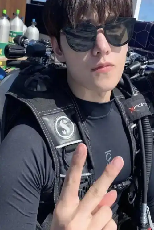 杨洋的小号不小心被扒了出来.