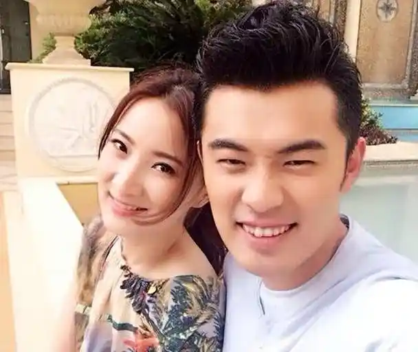 40岁张子萱疑怀三胎,腰腹变粗身材圆润,外出旅行陈赫不许她下海_腾讯