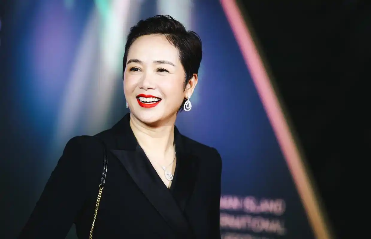 蒋雯丽现身电影节,黑色裤装显优雅,皱纹明显也难掩好气质