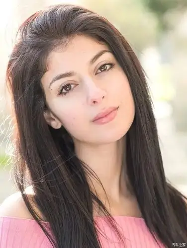 今天为大家介绍一位来自英国的时尚大美女法里达洛