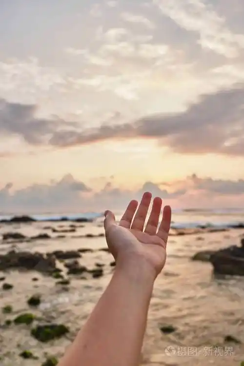 女孩伸手到云端女孩把她的手拉到海里