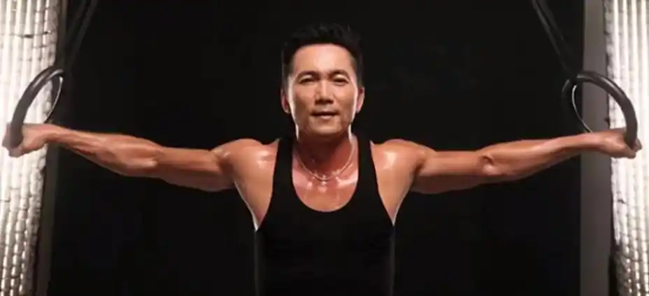 53岁邹兆龙晒照致敬奥运冠军刘洋皮肤油亮浑身肌肉脸上无皱纹