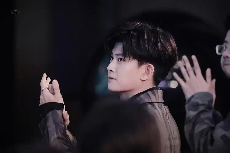 任嘉伦大帅哥010101太久没看见他了mua的01