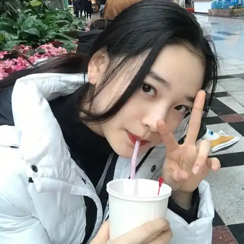 来推荐一些普通女生用手机就能操作的看似不经意的生活照拍照姿势