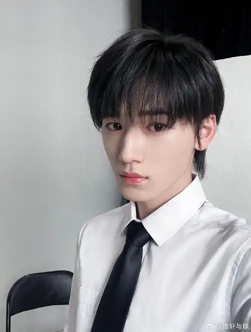 宋亚轩铃兰花刺绣西装##宋亚轩壁纸