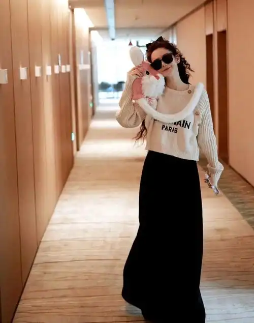 戚薇又带火了极简穿搭白毛衣半身裙羊毛卷时髦又洋气