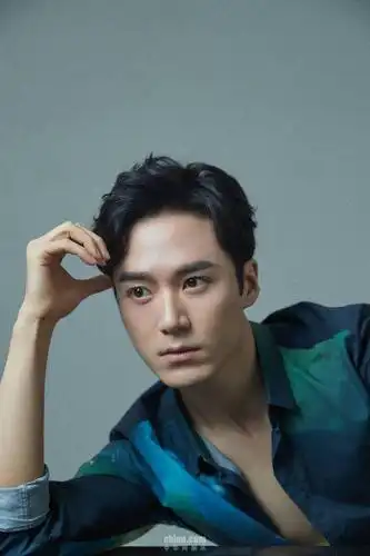 茅子俊时尚大片最新曝光 小秀胸肌性感撩人