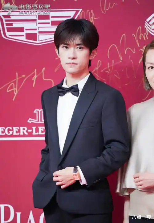 易烊千玺荣升评委,胡歌吴磊互动超有爱,谢霆锋杀疯了_气质_礼服_黑色