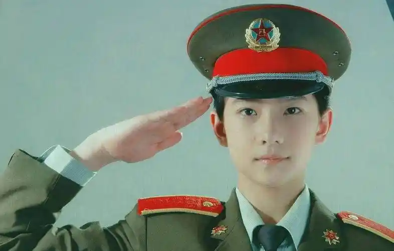 12岁杨洋军旅照曝光,军艺校草根正苗红,洗袜子诀窍很实用_时间_专业