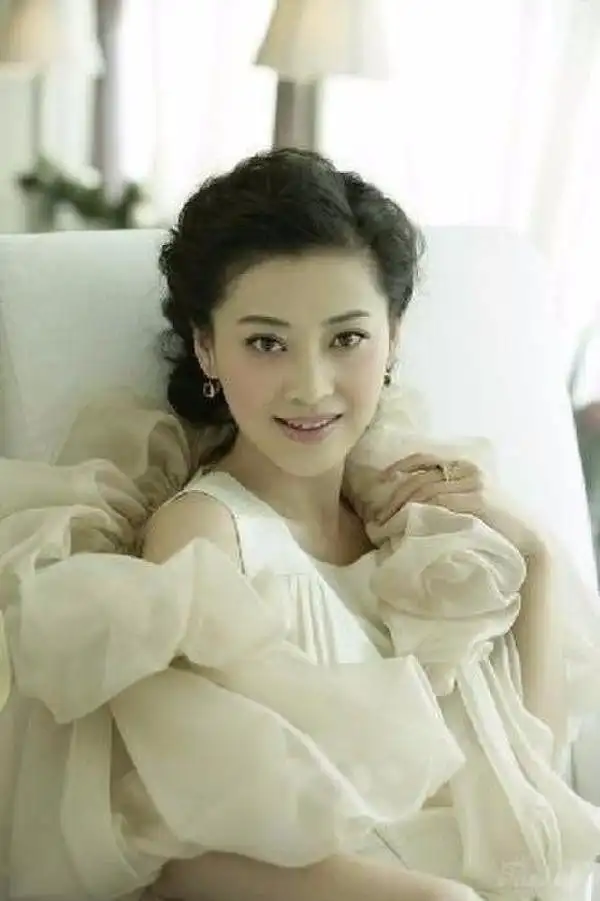 是她曾经的婚姻不幸福,而现在被宠成了小公主.