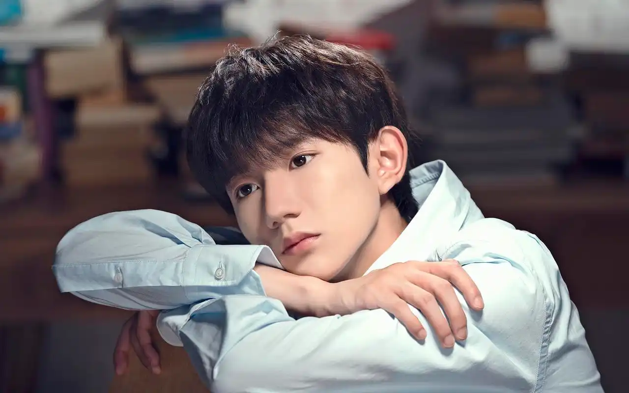 王源阳光帅气写真桌面壁纸