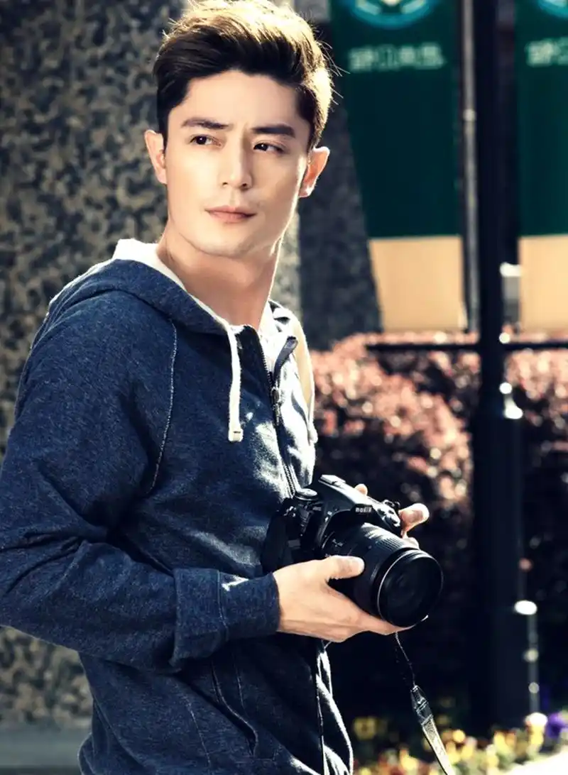 霍建华的时尚写真,图一文艺,看到最后一张,网友:光头很性感!