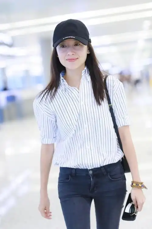 原创39岁董洁素颜走机场衬衫搭配牛仔裤清新减龄高级气质太惊艳