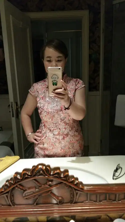 自拍一个吧,穿旗袍觉得自己确实胖了,是时候减肥了