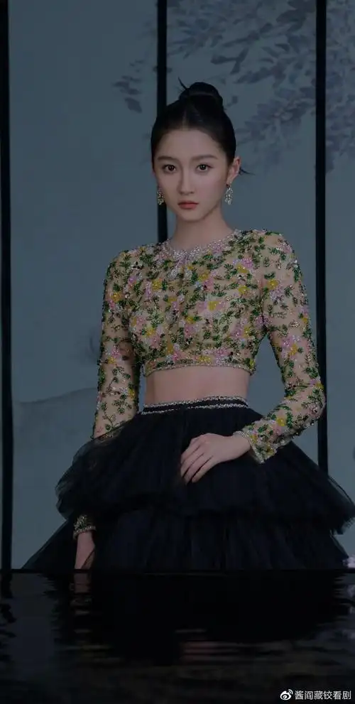 关晓彤黑天鹅拖尾长裙写真壁纸.