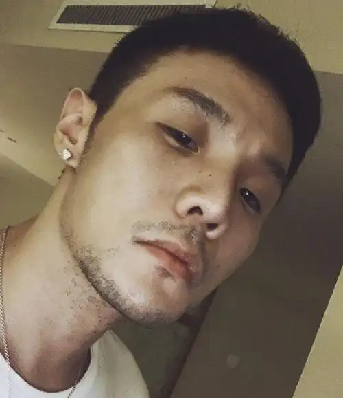 李荣浩晒自拍满脸胡渣网友评论变大型认亲现场