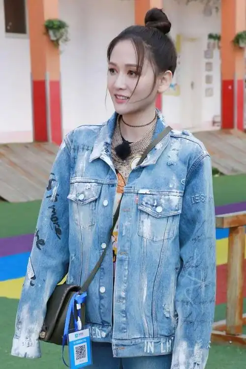 陈乔恩状态好,一身牛仔服像小姑娘,爱情真是极好的保养品|减龄|短发