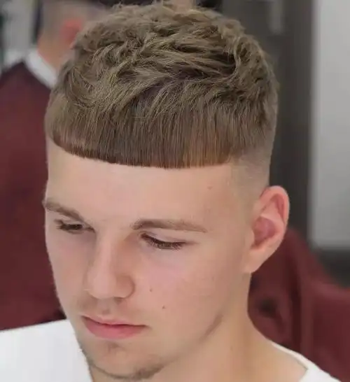 头发硬适合什么发型男?30岁以下的男士做什么发型好?-图1