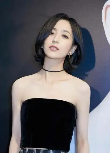 佟丽娅短发造型太美了穿t恤配牛仔裤时尚又显嫩,佟丽娅夏日清凉写真