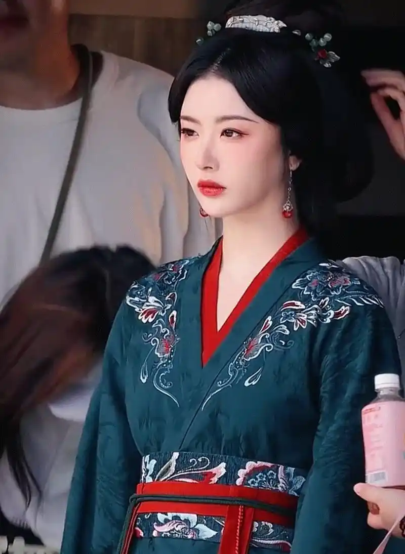 都说秀人总是有违和感,看看孔雪儿折腰造型,她适合演古装吗?