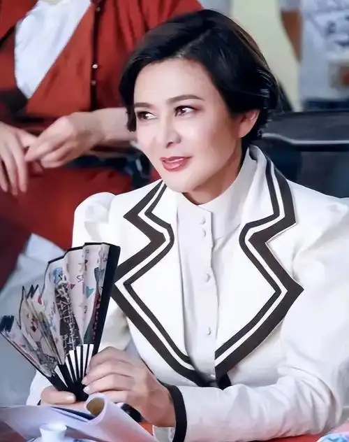 关之琳近照!为好友庆生贵气,居家健身活力四射,年轻时清纯可人