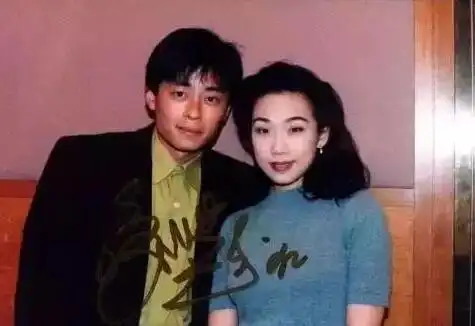 王杰,林忆莲合唱的歌曲,收录在王杰的首张粤语专辑《故事的角色》中