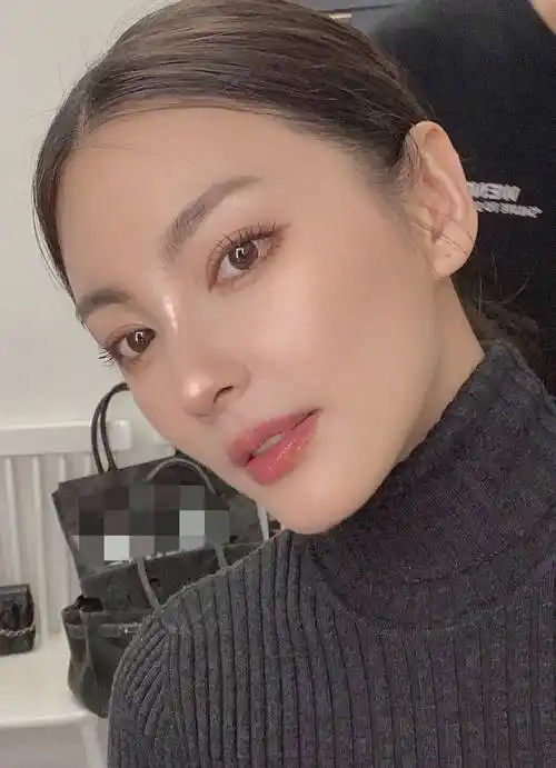 张雨绮最新舞台造型,露肩时尚短裙撞衫jennie,张雨绮简直完胜_黑色