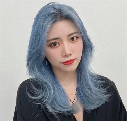 巨显白的冰蓝色 任何时候染都仙气_2023年流行发型 - 美发站