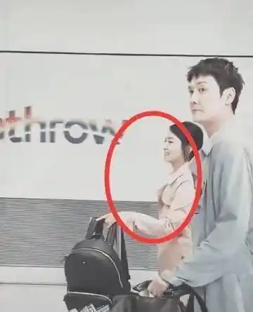 原创冯绍峰机场被拍身边跟着的女子颜值太高赵丽颖要有危机感了