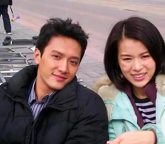 然而,现实生活中的冯绍峰并未能如顾廷烨般始终守护其妻子,这确实令人