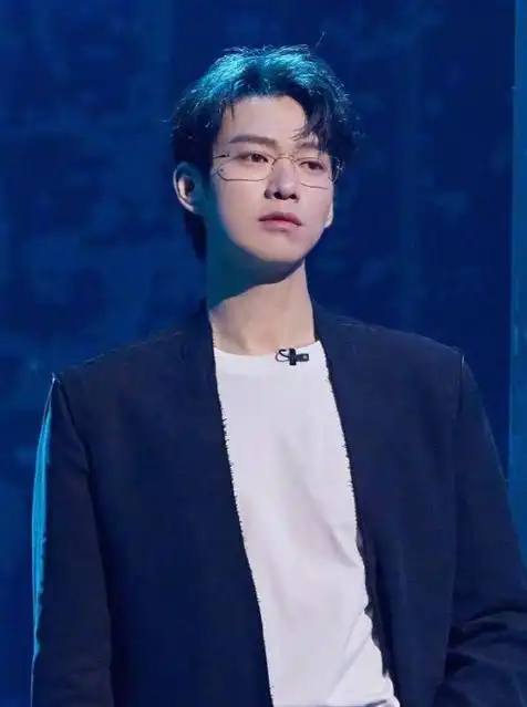 网友拍到魏大勋现身网吧打游戏,公共场合吸烟惹争议